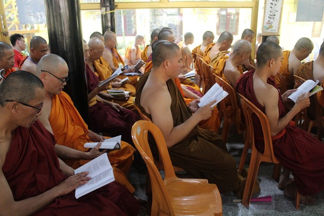 Chư Tăng đọc kinh Pháp cú Chư Tăng đọc kinh Pháp cú