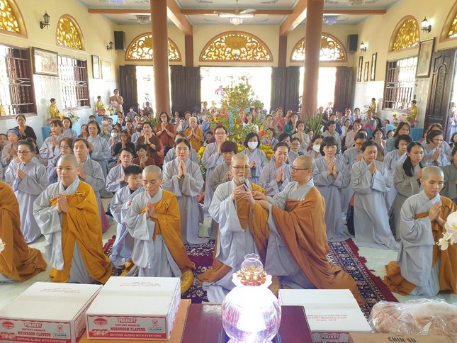 Ni sư Thích nữ Huệ Đức tác bạch cúng dường tại chùa Từ Huệ - tỉnh Bến Tre