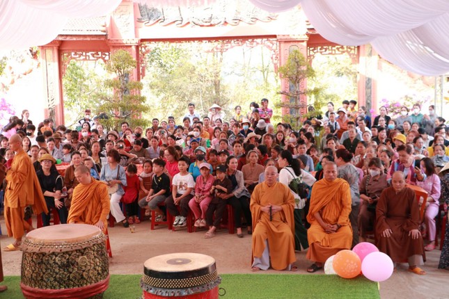 Đông đảo người dân, Phật tử tham dự Đông đảo người dân, Phật tử tham dự