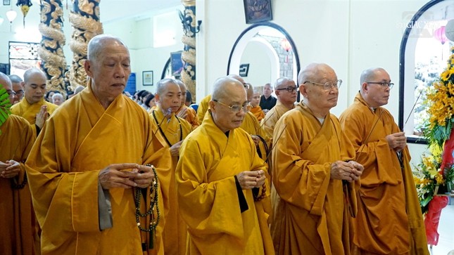 Chư tôn đức các Ban Trị sự dâng hương tưởng niệm Chư tôn đức các Ban Trị sự dâng hương tưởng niệm