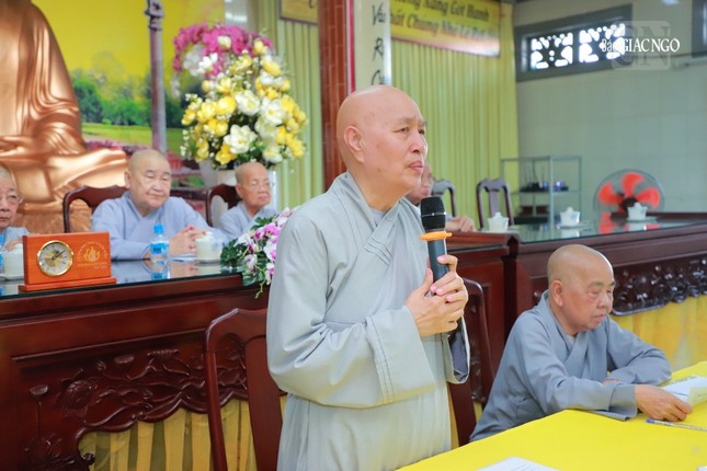 Ni trưởng Thích nữ Mỹ Thuận đóng góp ý kiến tại phiên họp Ni trưởng Thích nữ Mỹ Thuận đóng góp ý kiến tại phiên họp