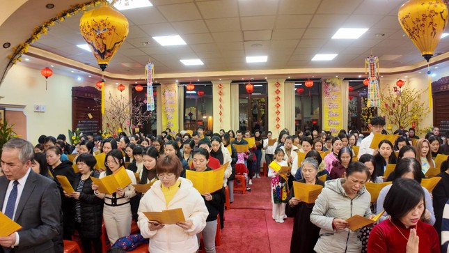 Đại chúng trì tụng kinh Phước đức cầu an trong Tết Thượng nguyên