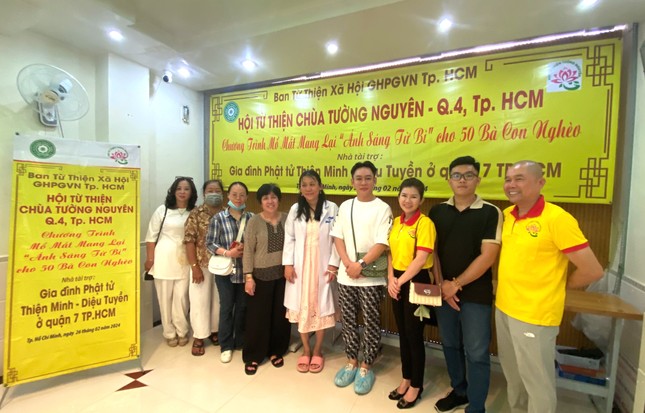 Nhóm từ thiện tài trợ chương trình mổ mắt cho bệnh nhân nghèo - Ảnh: TN