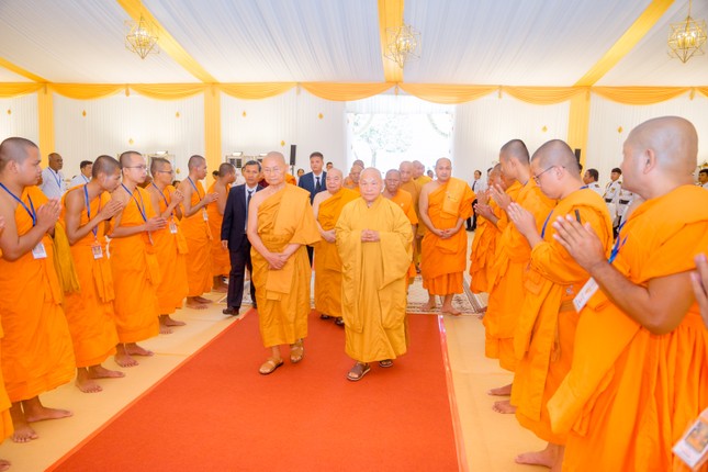 Phái đoàn lãnh đạo GHPGVN tiến vào Giác linh đường chùa Ounalom Phái đoàn lãnh đạo GHPGVN tiến vào Giác linh đường chùa Ounalom