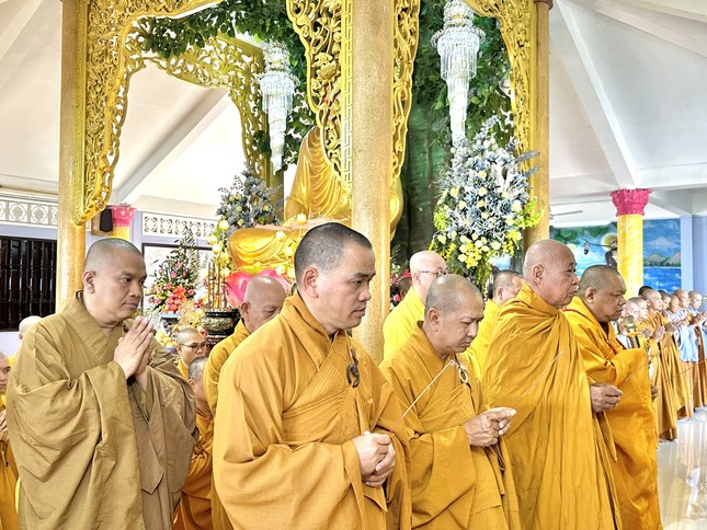 Chư tôn đức GHPGVN tỉnh, TP.Vũng Tàu niêm hương tưởng niệm Chư tôn đức GHPGVN tỉnh, TP.Vũng Tàu niêm hương tưởng niệm