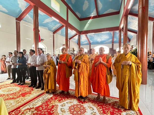 Chư tôn đức cùng đại diện lãnh đạo các cơ quan dâng hương Tam bảo tại chánh điện Chư tôn đức cùng đại diện lãnh đạo các cơ quan dâng hương Tam bảo tại chánh điện