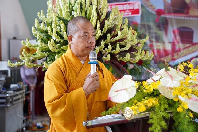 Đại đức Thích Tâm Tịnh báo cáo tiến trình xây dựng chùa Bửu Đức Đại đức Thích Tâm Tịnh báo cáo tiến trình xây dựng chùa Bửu Đức