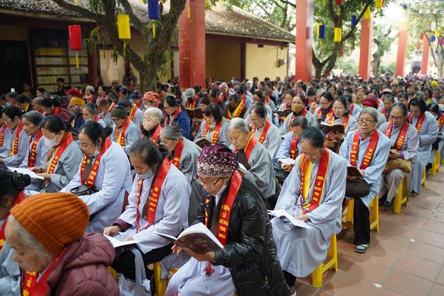 Phật tử tụng thời kinh Dược Sư