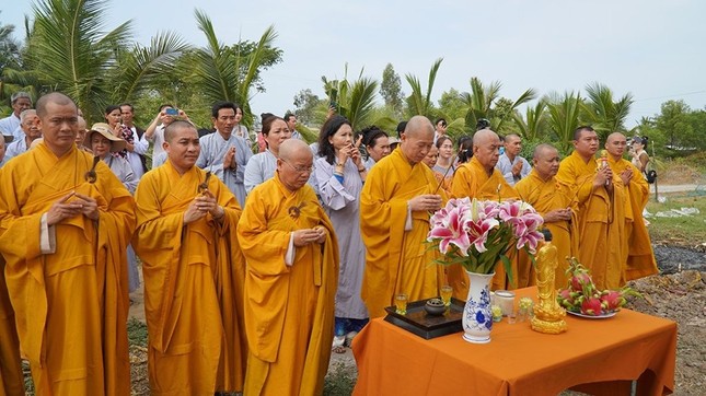 Thực hiện nghi thức niêm hương, bạch Phật, thượng bảng điểm sinh hoạt tôn giáo tập trung Viên Quang tại ấp Xẻo Đôi