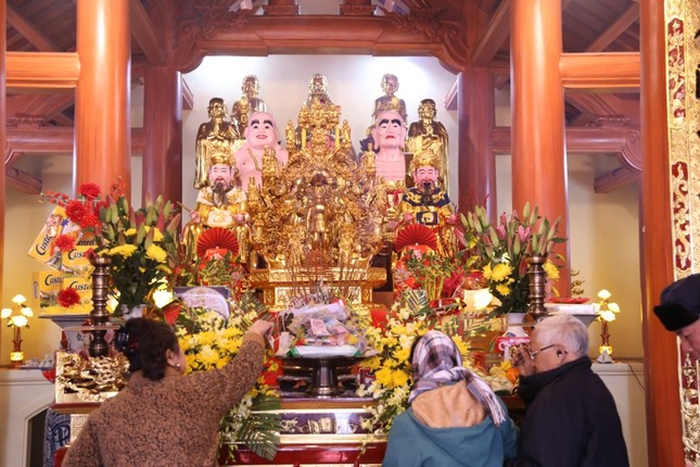 Chánh điện Vạn Ứng tự khang trang Chánh điện Vạn Ứng tự khang trang