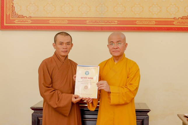 Thượng tọa Thích Quảng Hiền trao quyết định Thượng tọa Thích Quảng Hiền trao quyết định