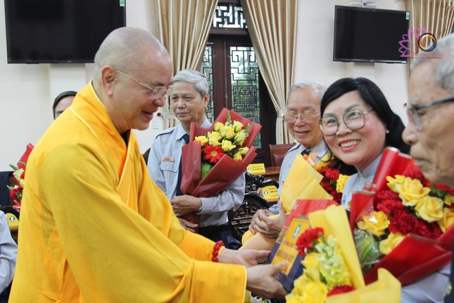 Hòa thượng Thích Huệ Phước trao hoa chúc mừng 6 huynh trưởng