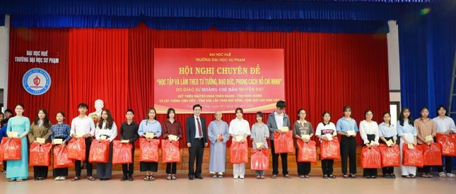 Đoàn trao học bổng đến sinh viên Trường Đại học Sư phạm Huế Đoàn trao học bổng đến sinh viên Trường Đại học Sư phạm Huế
