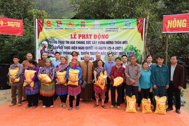 Trao quà đến các hộ khó khăn của thôn Pạc Tà, xã Bản Phiệt Trao quà đến các hộ khó khăn của thôn Pạc Tà, xã Bản Phiệt