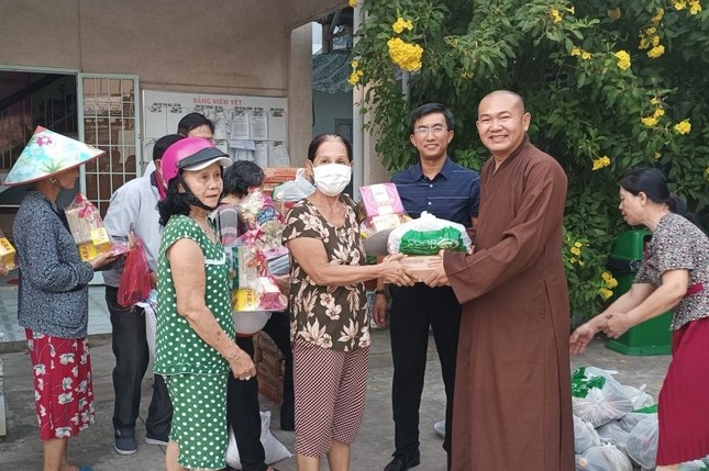Thượng tọa Thích Lệ Quang trao quà đến hộ nghèo - Ảnh: V.L Thượng tọa Thích Lệ Quang trao quà đến hộ nghèo - Ảnh: V.L