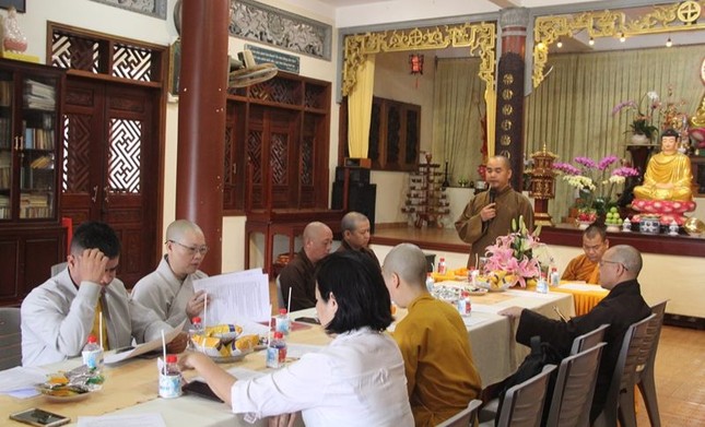 Đại đức Thích Minh Giáo chủ trì buổi họp của Ban Văn hóa