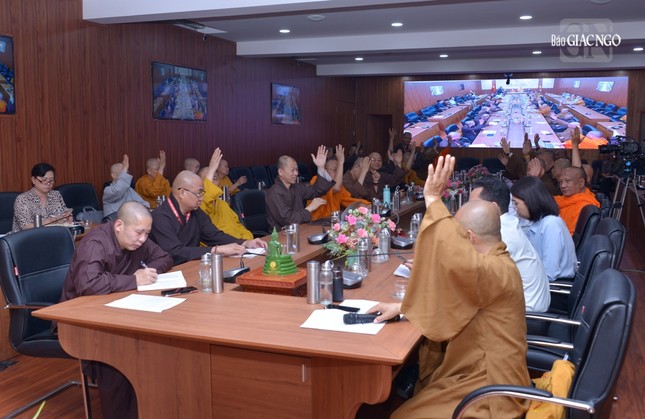 Đại biểu tham dự buổi họp biểu quyết thống nhất các nội dung quan trọng