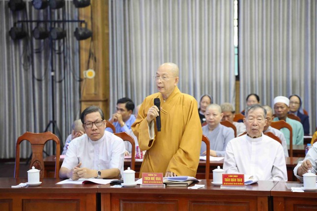 Thượng tọa Thích Huệ Khai phát biểu tại buổi họp mặt