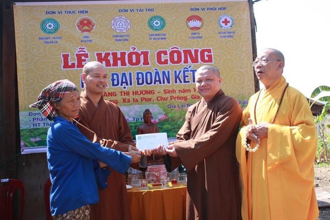 Trao hỗ trợ kinh phí xây nhà đến bà Phương