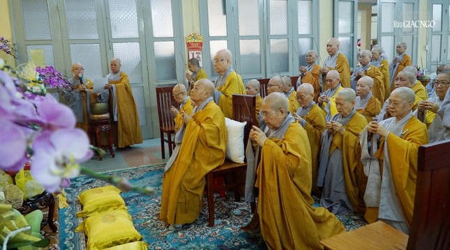 Chư Ni thành kính niêm hương tưởng niệm