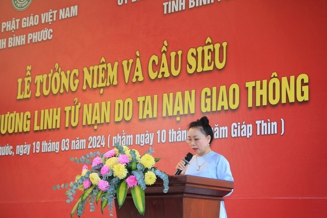 Bà Lê Thị Xuân Trang đại diện lãnh đạo tỉnh phát biểu