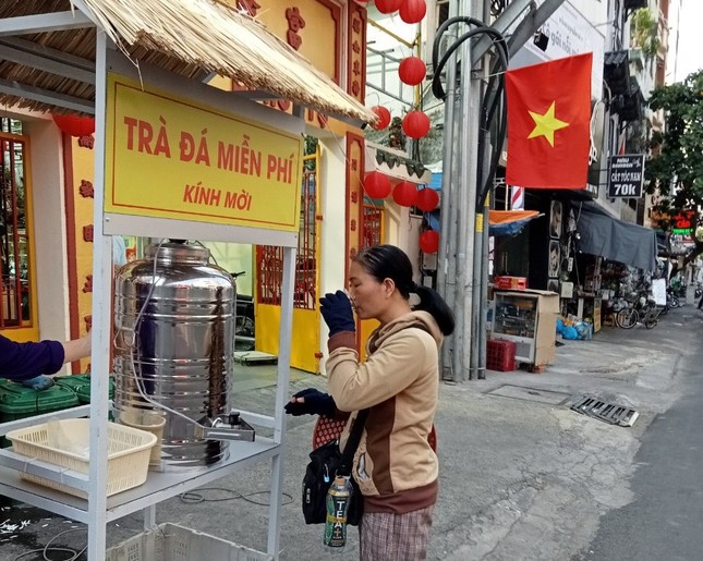 Chị bán vé số giải khát từ quầy nước miễn phí chùa Phước Long