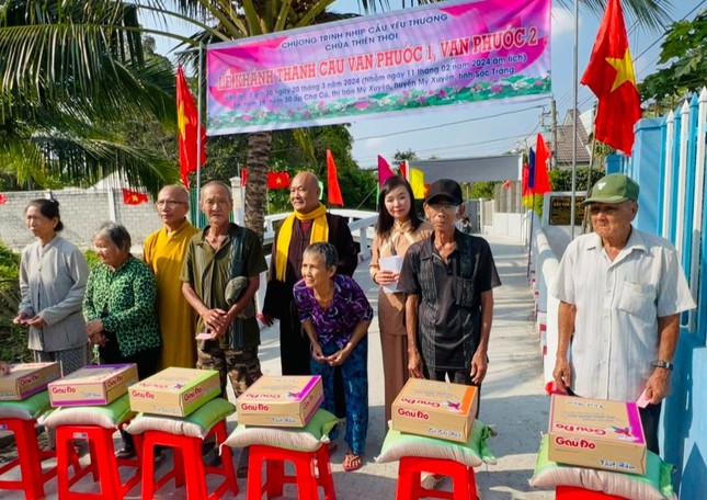 Đoàn từ thiện trao quà đến hộ nghèo tại TT.Mỹ Xuyên - Ảnh: T.Q Đoàn từ thiện trao quà đến hộ nghèo tại TT.Mỹ Xuyên - Ảnh: T.Q