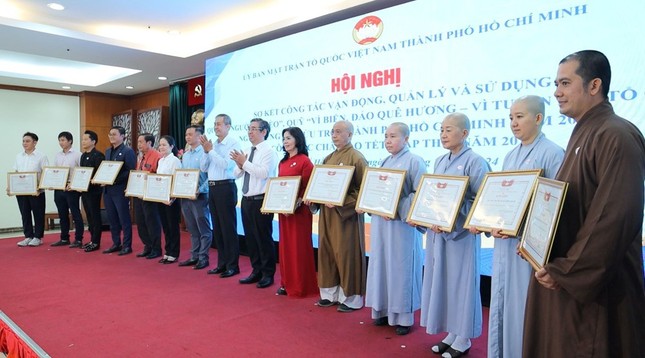 Chư tôn đức Tăng Ni được nhận Bằng khen - Ảnh: Phân ban TT.TT Phật giáo Nam tông Kinh T.Ư