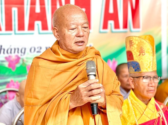 Trưởng lão Hòa thượng Thích Minh Hồng ban đạo từ Trưởng lão Hòa thượng Thích Minh Hồng ban đạo từ