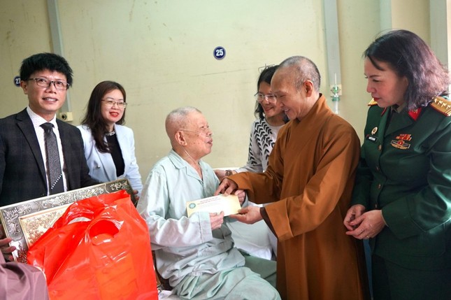 Hòa thượng Thích Thanh Điện thăm hỏi và trao quà tri ân các gia đình có công trong chiến Điện Biên Phủ Hòa thượng Thích Thanh Điện thăm hỏi và trao quà tri ân các gia đình có công trong chiến Điện Biên Phủ