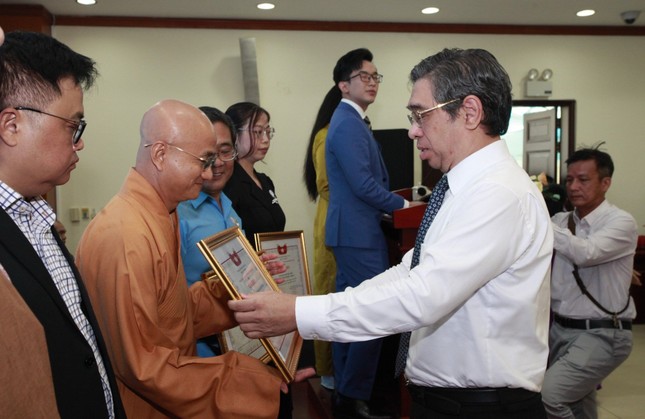 Thượng tọa Thích Thiện Quý, đại diện Ban Trị sự GHPGVN TP.HCM nhận Bằng khen từ Phó Bí thư Thành ủy TP.HCM Nguyễn Phước Lộc