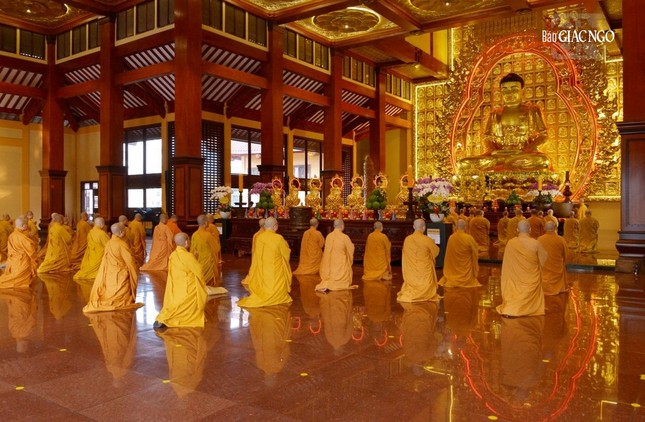 Chư Tăng vân tập định kỳ thính giới, cùng nhắc nhở nhau về giới pháp của hành giả xuất gia Chư Tăng vân tập định kỳ thính giới, cùng nhắc nhở nhau về giới pháp của hành giả xuất gia