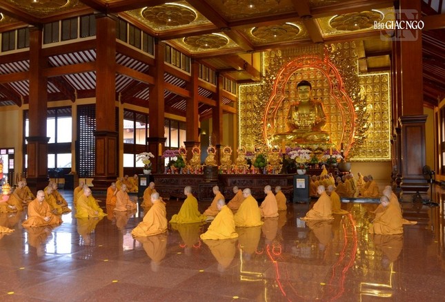 Mỗi kỳ Bố-tát, thính giới nhắc nhở Tăng đoàn sống tỉnh thức, kết nối đạo mạch trong thanh tịnh Mỗi kỳ Bố-tát, thính giới nhắc nhở Tăng đoàn sống tỉnh thức, kết nối đạo mạch trong thanh tịnh