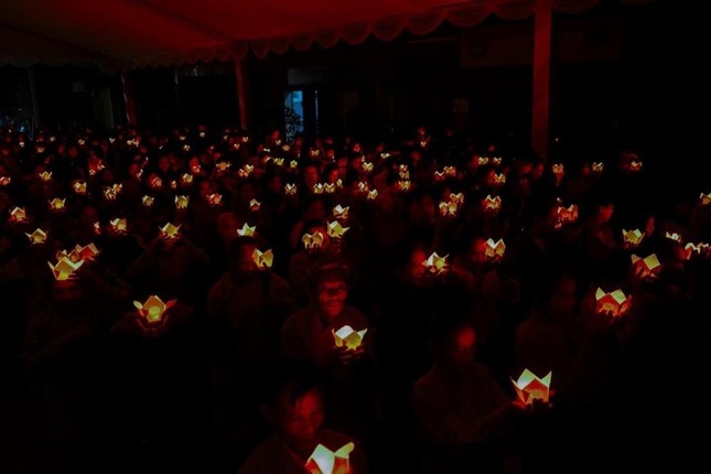 Hoa đăng cầu nguyện quốc thái dân an Hoa đăng cầu nguyện quốc thái dân an