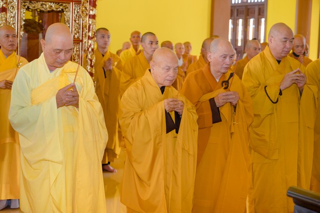 Trưởng lão Hòa thượng Thích Thiện Nhơn cùng chư tôn đức dâng hương tưởng niệm Giác linh Tổ Như Hiển - Chí Thiền Trưởng lão Hòa thượng Thích Thiện Nhơn cùng chư tôn đức dâng hương tưởng niệm Giác linh Tổ Như Hiển - Chí Thiền