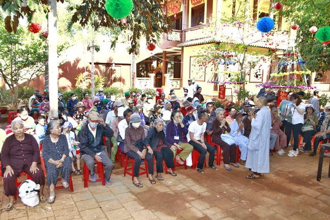 Ni sư Thích nữ Như Minh, trụ trì chùa Bảo Tích hướng dẫn bà con nhận quà của đoàn từ thiện - Ảnh: CTV Ni sư Thích nữ Như Minh, trụ trì chùa Bảo Tích hướng dẫn bà con nhận quà của đoàn từ thiện - Ảnh: CTV