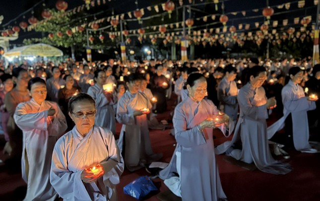 Phật tử thắp nến cầu nguyện an lành nhân vía Đức Quán Thế Âm