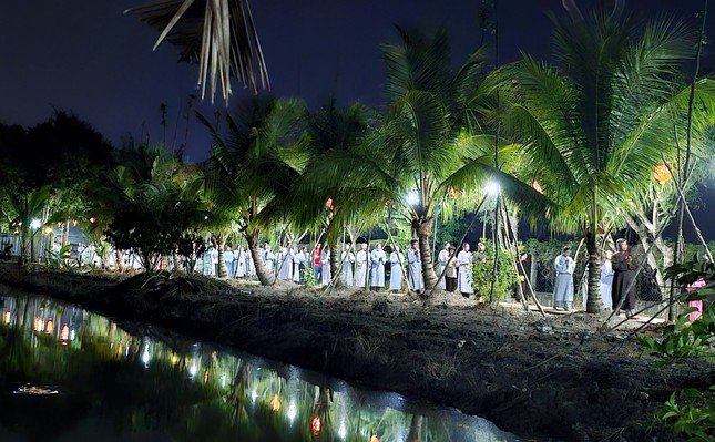 Thiền hành trong khuôn viên chùa Bửu Thọ