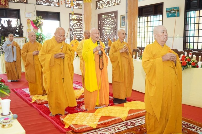 Chư tôn đức chứng minh niêm hương bạch Phật, khai đàn Pháp hội Dược Sư