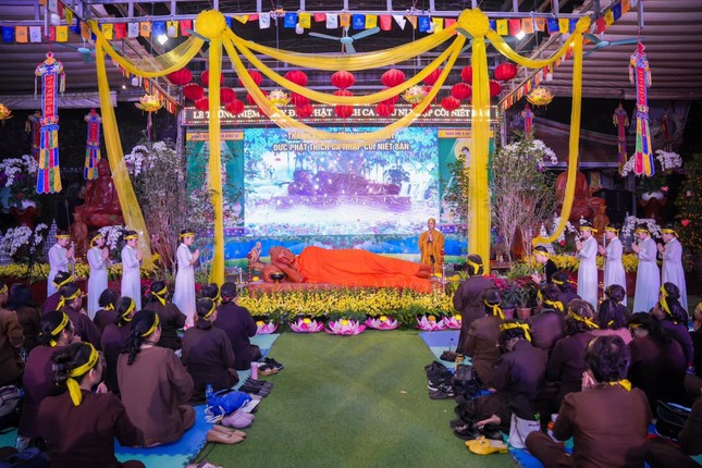 Đạo tràng trước tôn tượng nhập Niết-bàn