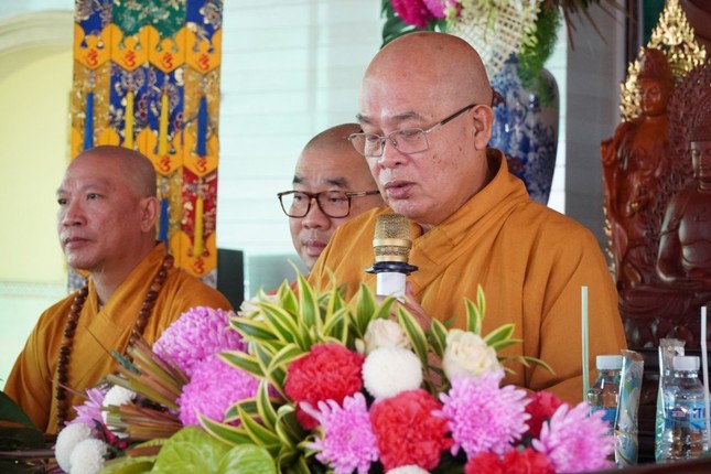 Hòa thượng Thích Thiện Nhẫn, Ủy viên Thường trực Ban Trị sự tỉnh, Trưởng ban Trị sự Phật giáo H.Tân Phú Đông phát biểu khai mạc Hòa thượng Thích Thiện Nhẫn, Ủy viên Thường trực Ban Trị sự tỉnh, Trưởng ban Trị sự Phật giáo H.Tân Phú Đông phát biểu khai mạc