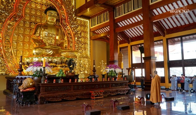 Thượng tọa Thích Minh Nhựt hướng dẫn Phật tử đảnh lễ Tam bảo và thực hiện khóa lễ tụng Phố Môn