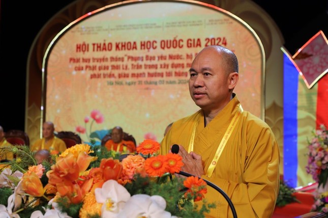 Thượng tọa Thích Đức Thiện đọc thư chúc mừng của Đức Pháp chủ GHPGVN