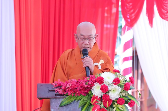 Thượng tọa Thích Minh Lộc, Trưởng ban Tổ chức phát biểu khai mạc