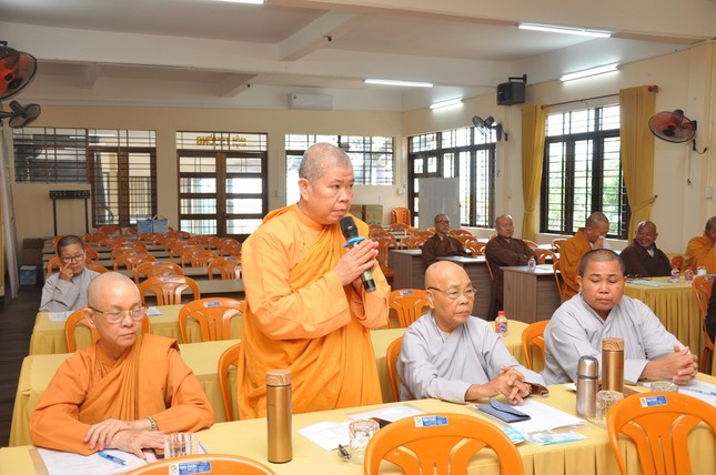 Đóng góp ý kiến tại buổi họp Đóng góp ý kiến tại buổi họp