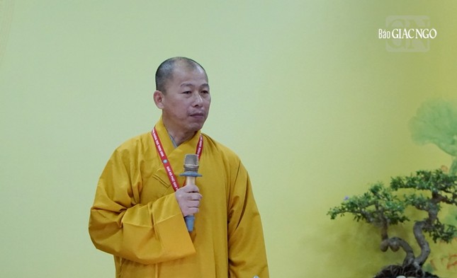 Thượng tọa Thích Minh Nhẫn chia sẻ tại hội nghị