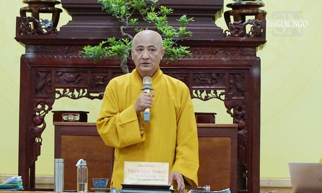 Hòa thượng Thích Huệ Thông chủ tọa hội nghị giao ban