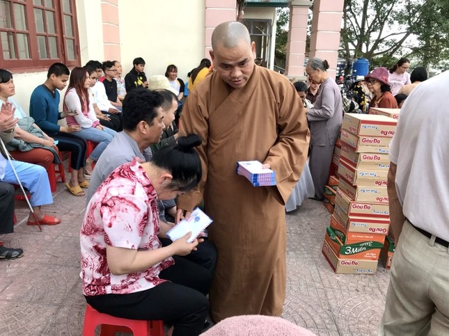 Đoàn trao quà đến người mù khó khăn