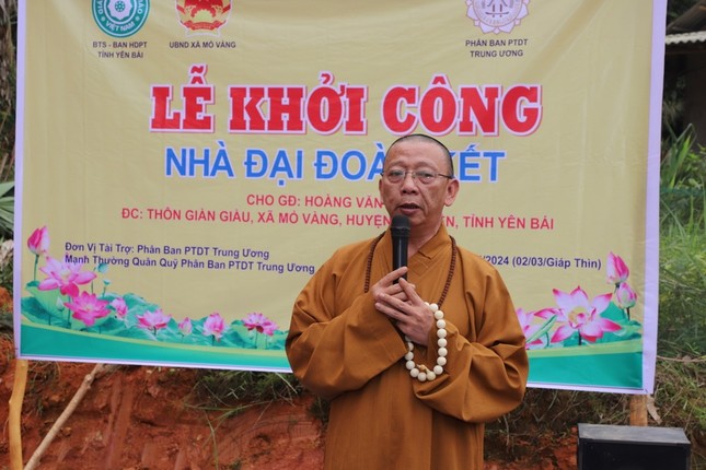 Thượng tọa Thích Quảng Tuấn thay mặt đoàn đã thăm hỏi sức khỏe đồng bào địa phương Thượng tọa Thích Quảng Tuấn thay mặt đoàn đã thăm hỏi sức khỏe đồng bào địa phương