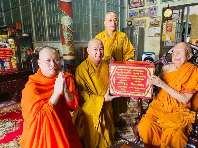 Thượng tọa Thích Phước Nguyên và đoàn chúc Tết đến Trưởng lão Hòa thượng Sơn Tơn, Thành viên Hội đồng Chứng minh, giáo phẩm Hệ phái Phật giáo Nam tông Khmer tỉnh Trà Vinh - Ảnh: CTV Thượng tọa Thích Phước Nguyên và đoàn chúc Tết đến Trưởng lão Hòa thượng Sơn Tơn, Thành viên Hội đồng Chứng minh, giáo phẩm Hệ phái Phật giáo Nam tông Khmer tỉnh Trà Vinh - Ảnh: CTV